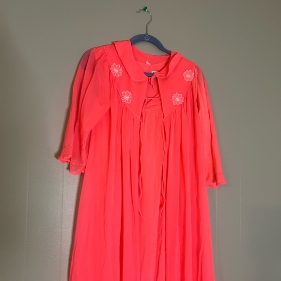 Vintage 60s-70s hot pink chiffon peignoir set with robe and night gown - Picture 3 of 11